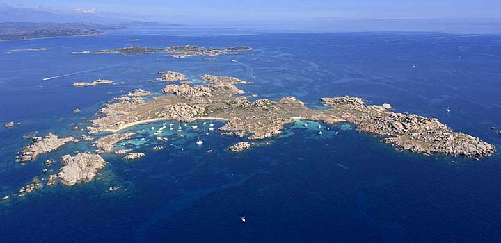 excursion catamaran ile lavezzi voyages et s 233 jours en kayak de mer en corse du sud excursion catamaran ile lavezzi voyages et s 233 jours en kayak de mer en corse du sud